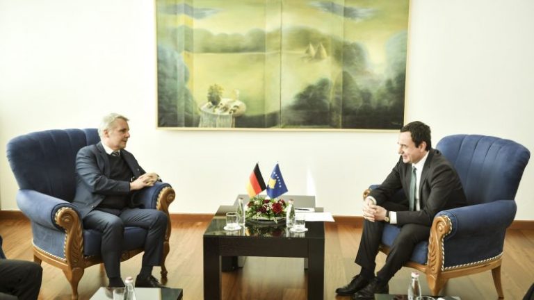 Kurti dhe përfaqësuesit e KfW-së diskutuan për projektin 64 milionë euro “Solar4Kosovo”