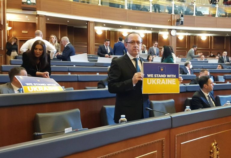 Deputetët e Kosovës në mbështetje të Ukrainës, por jo edhe ata nga Lista serbe