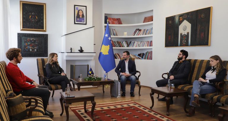 Ministri Çeku pret në takim fëmijët e artistit të ndjerë, Rasim Thaçi – Cima