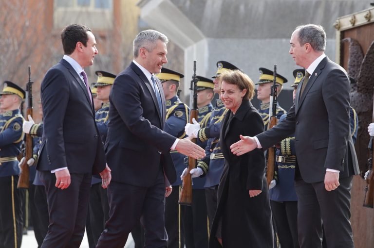 Kurti priti me ceremoni shtetërore kancelarin austriak, Karl Nehammer