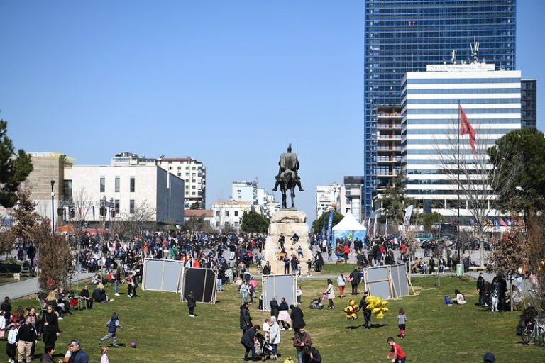 Tirana mbushet plot për “Ditën e Verës”, mijëra njerëz shijojnë festën
