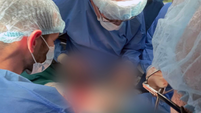 QKUK: Kryhet një operacioni i komplikuar, i shpëtohet jeta një 55 vjeçari që ishte therur me thikë