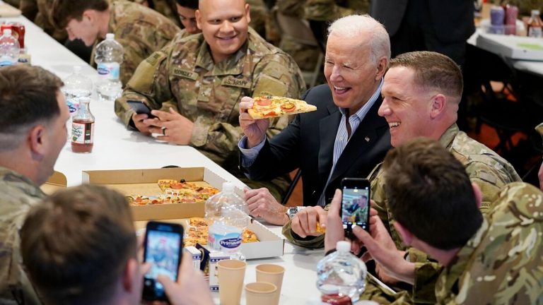 Biden ftohet për picë nga ushtarët amerikanë në Poloni
