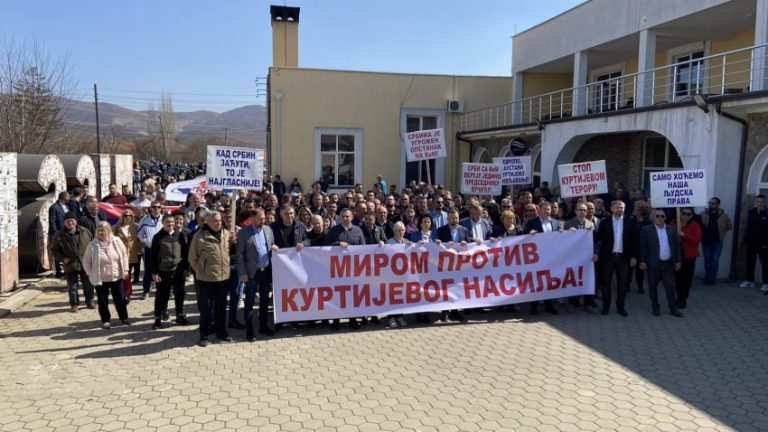 Të paktën 10 autobusë me protestues nga Serbia arrijnë në Mitrovicën e Veriut