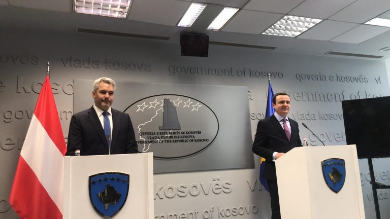 Kurti kërkon nga kancelari austriak të shtyjë përpara procesin e liberalizimit të vizave