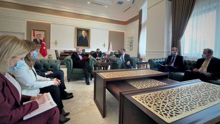 Latifi e Koca diskutojnë në Ankara për bashkëpunimin Kosovë-Turqi në shëndetësi, pajtohen për formimin e një grupi punues