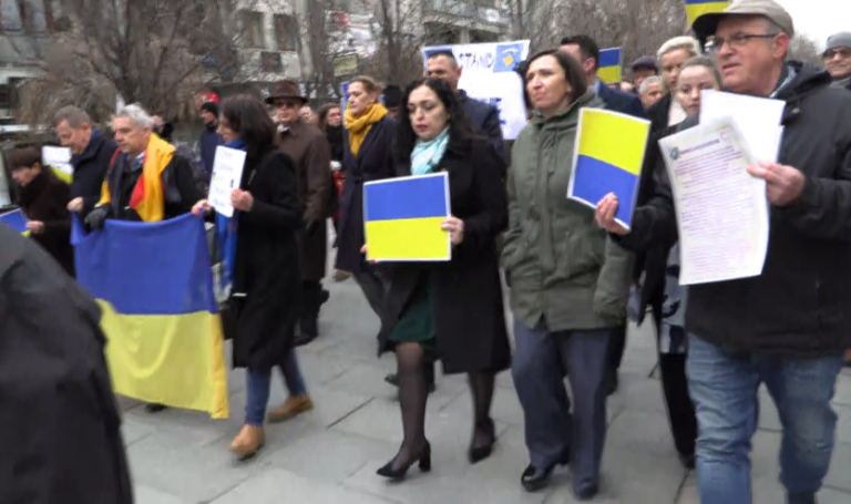 Mbahet protestë solidarizuese me popullin e Ukrainës, të pranishëm Presidentja dhe ambasadorë
