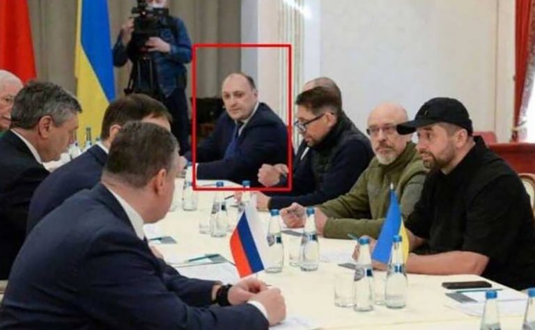 E akuzuan për tradhti: Ukrainasit raportohet se e vranë anëtarin e ekipit të tyre negociator