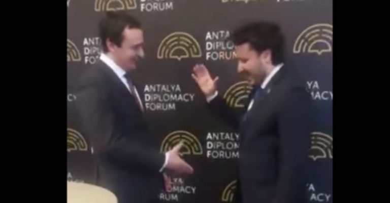 Kurti e Abazoviq takohen në Antali, duken plot disponim