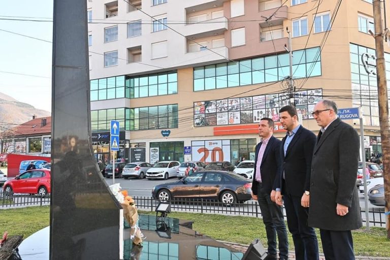 Kryetari Totaj e nënkryetari Gashi, dhe kryetari i PDK-së, Krasniqi, nderuan dy pilotët amerikan në 23 vjetorin e ndërhyrjes së NATO-s në Kosovë