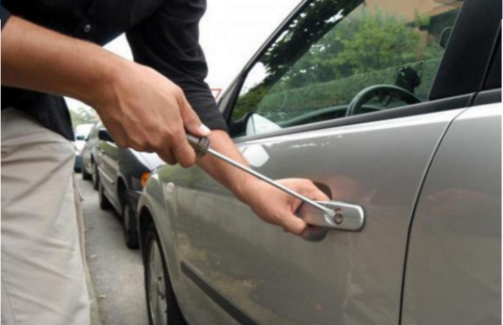 Vidhet një veturë në Drenas