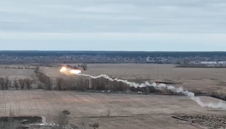 Ukraina rrëzon helikopterin rus “Kështu po vdesin okupatorët rusë”