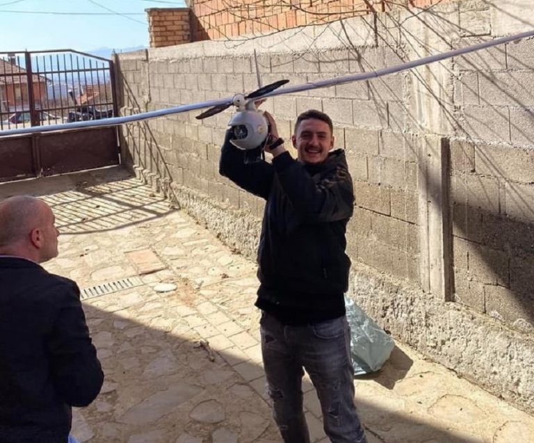 Pamje kur i riu mban në dorë dronin që u rrëzua dje në Mitrovicë