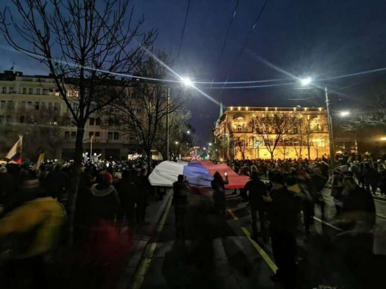 Serbia kundër Perëndimit, me protesta mbështet Rusinë