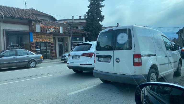 Veturat e parkuara në rrugë në lagjen Bazhdarhane, pengesë për qytetarët