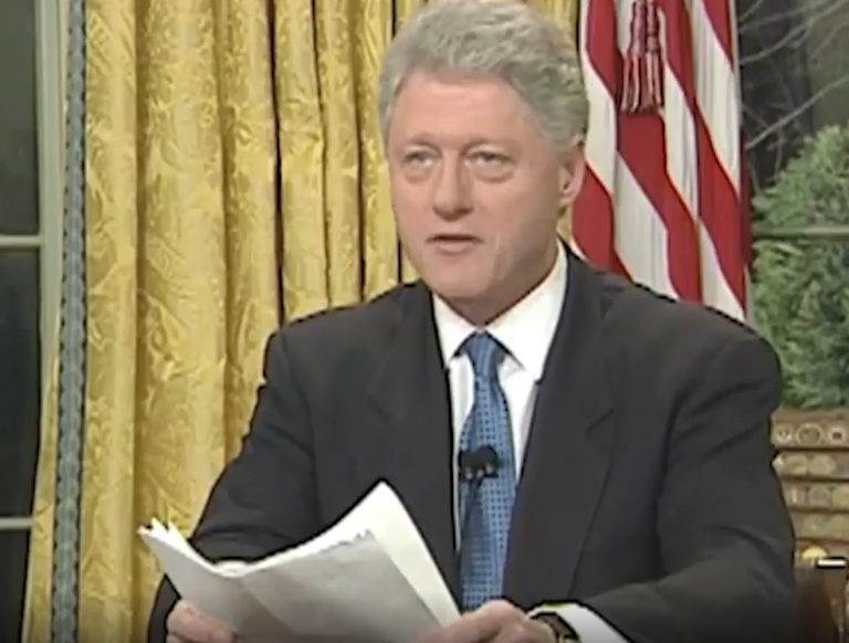 Momenti historik kur Bill Clinton dha urdhrin për bombardimin e Serbisë – VIDEO