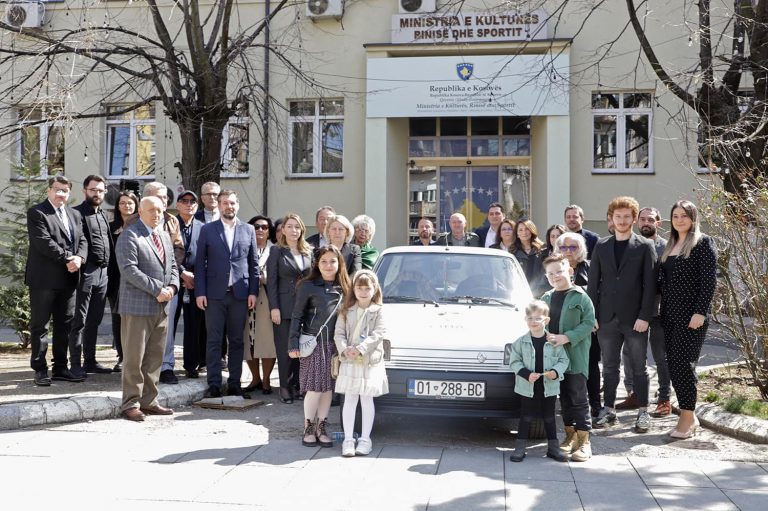 Njëvjetori i vdekjes së Cimës, vetura e tij ikonike dërgohet para Ministrisë së Kulturës