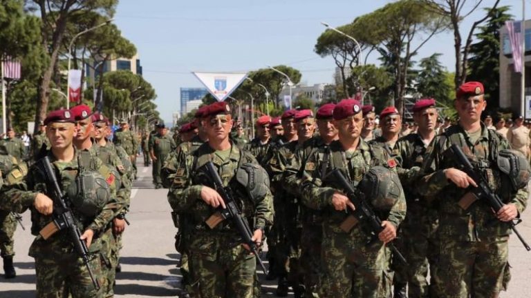 Miratohen modelet e uniformave ushtarake, gradave dhe simboleve në Shqipëri