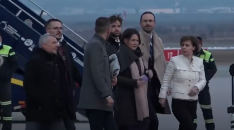 Kryediplomatja gjermane arrin në Kosovë (VIDEO)