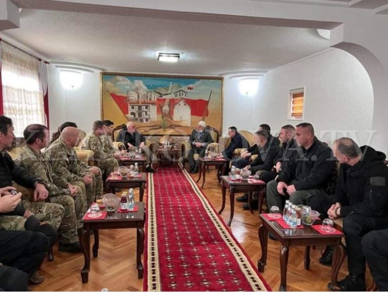 Ushtarë amerikanë bashkë me policë të Kosovës mysafirë në odën e Jasharëve (FOTO)