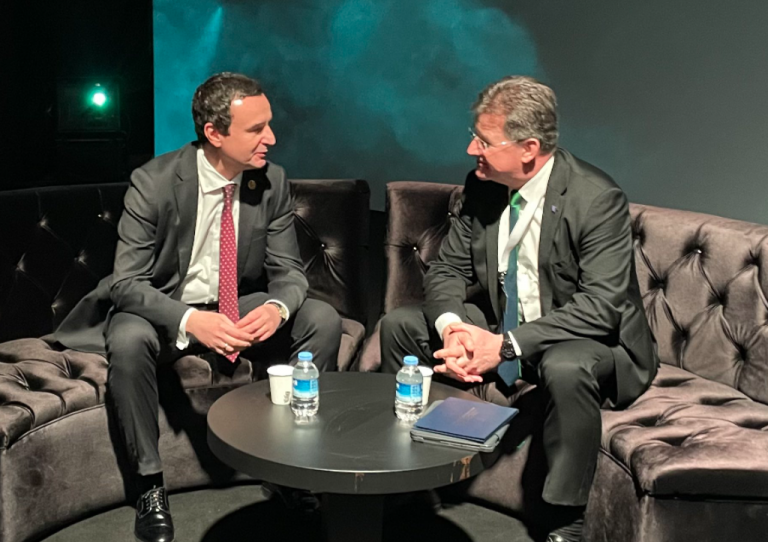 Lajçak pas takimit me Kurtin: Biseduam për hapat e ardhshëm konkret në rrethanat aktuale