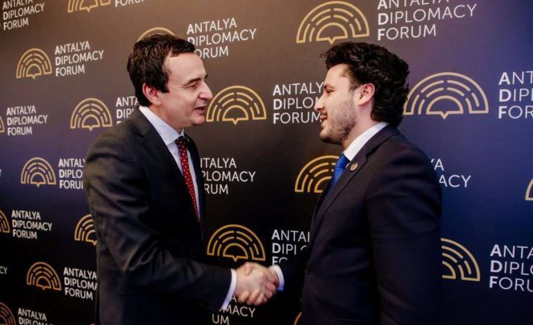 Kurti pret qeverinë e re të Malit të Zi për ta diskutuar demarkacionin