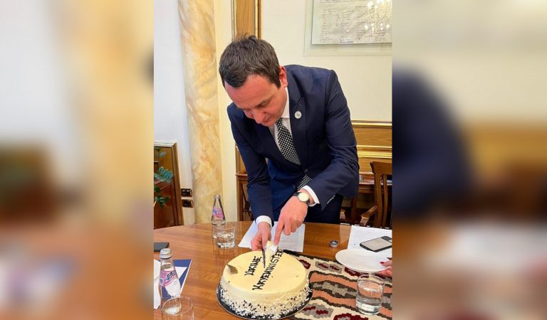 Kurti e feston ditëlindjen me tortë në zyrë