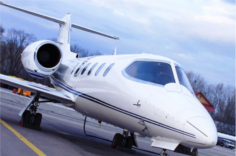 Shqiptarët nisen për Angli me avion privat, kapen nga autoritetet