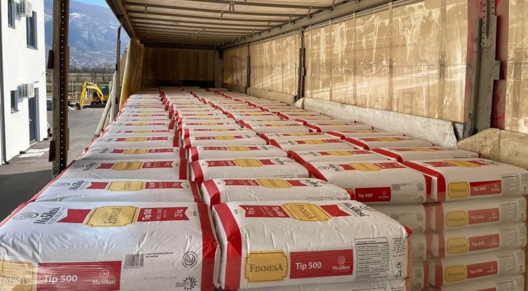 M&Sillosi dhuron 25 tonë miell për Shtëpinë e të Moshuarve në Suharekë (FOTO)