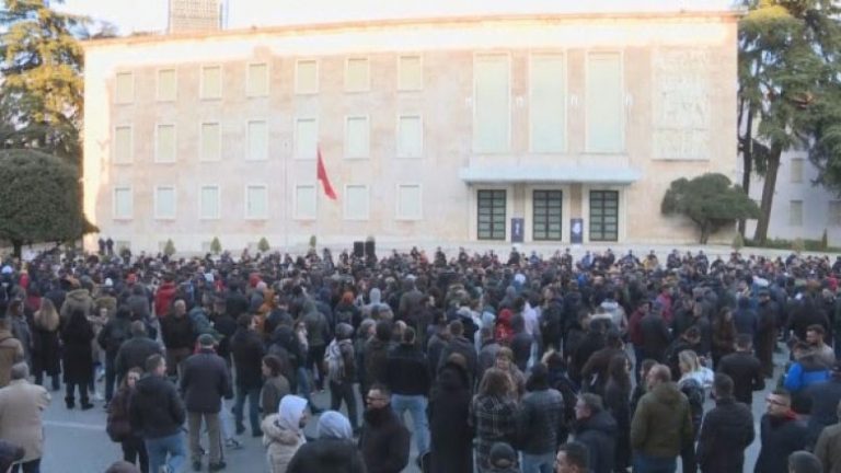 Në Shqipëri protestohet kundër rritjes së çmimit të naftës