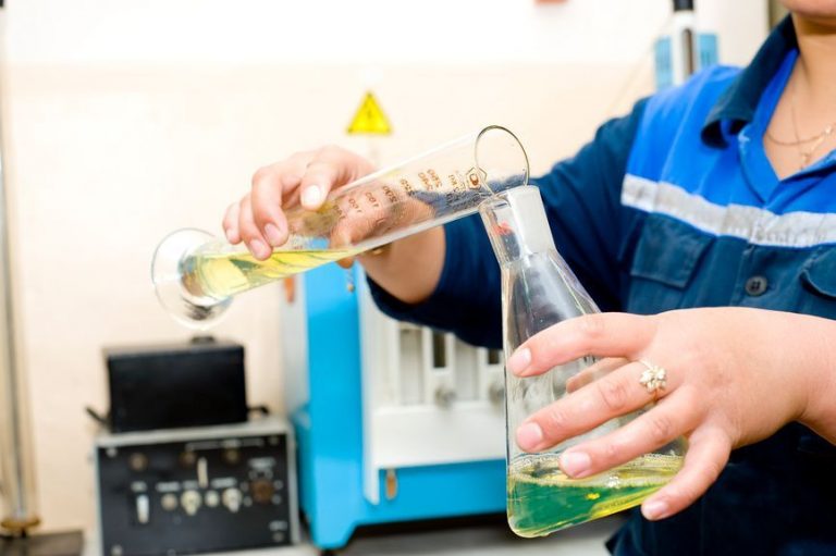 40 % e naftës së testuar nga Kiksi del të jetë e përzier (VIDEO)