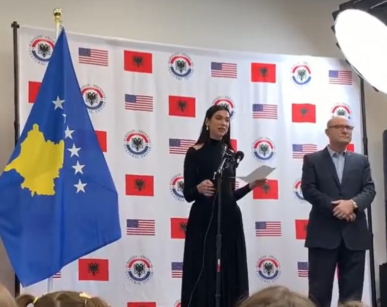 Teksas, Dua Lipa merr pjesë në hapjen e shkollës shqipe