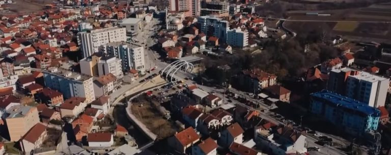 Fëmija i ik nga dora nënës në Suharekë, goditet nga vetura