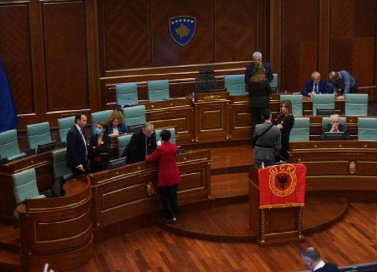 Ganimete Musliu vendos flamurin me emblemën e UÇK-së në foltoren e Kuvendit