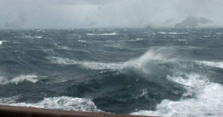 “Tërbohet” deti në Shqipëri, erëra të forta e dallgë 4 metra