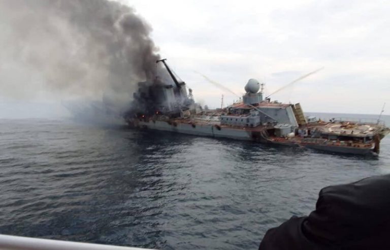 Shfaqen pamjet e para të anijes së fundosur ruse (FOTO)