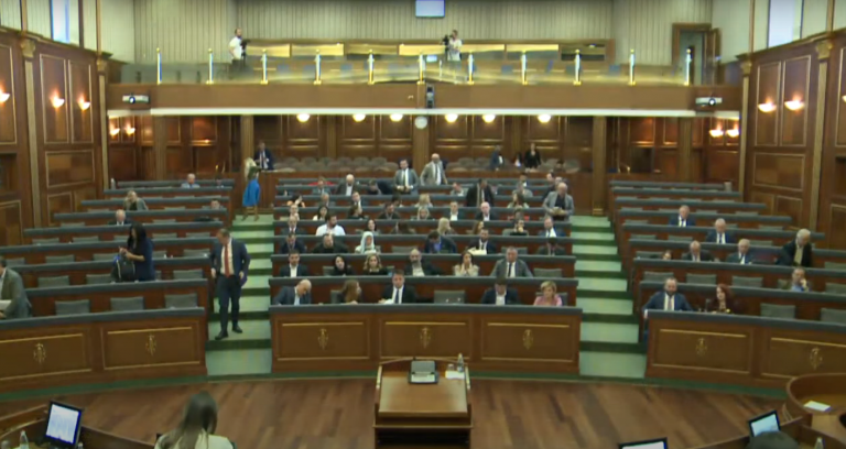 Shtyhet seanca për mungesë të deputetëve
