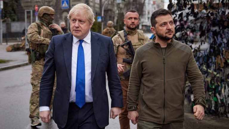 Johnson bisedon me Zelenskyn për “fazën e re” të ndihmës ushtarake