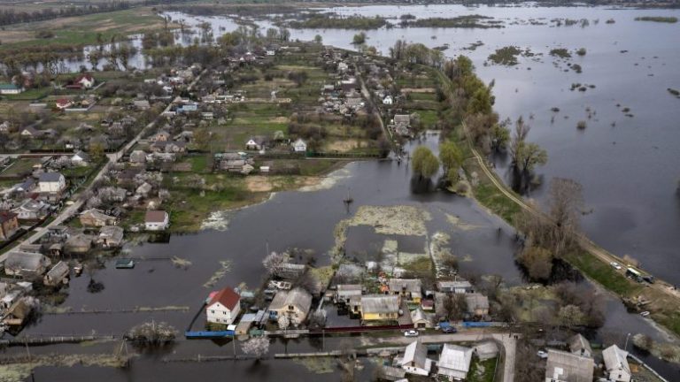 Ukrainasit kanë përmbytur qëllimisht fshatin e tyre për të ndaluar tanket ruse të arrijnë në Kiev