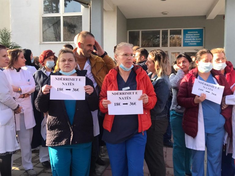 Infermierët hyjnë në grevë njëorëshe për realizimin e kërkesave të tyre