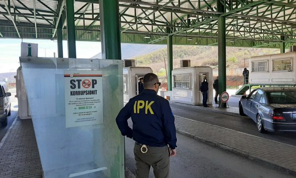 “Kur ndanin paratë në kabinë e fiknin dritën”, si bashkëpunonin rreshteri e polici para se të arrestoheshin
