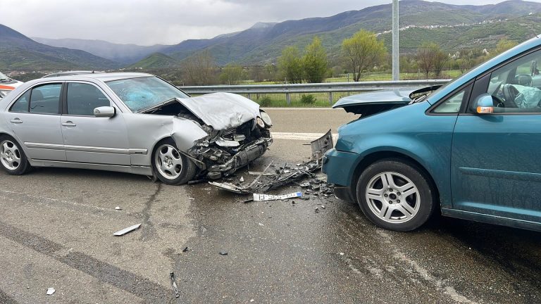 Aksident me të lenduar në dalje të autostradës në afërsi të Vlashnjes