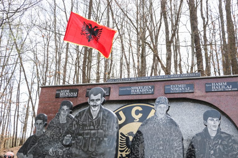 Ramush Haradinaj kujton vëllain e tij hero, Shkëlzenin (FOTO)