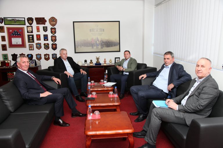 Mehaj takon ish-ministrat e Mbrojtjes