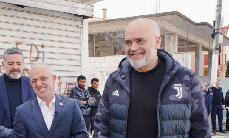 Halil Kastrati nën shoqërimin e Edi Ramës, dorëzon 16 çelësa për banorët e Lezhës