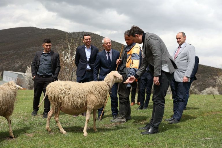 Ministri Peci vizitoi Dragashin, premton përkrahje për fermerët