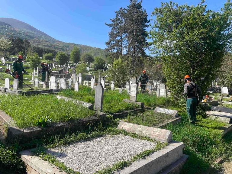 Fillon pastrimi i varrezave të qytetit të Prizrenit