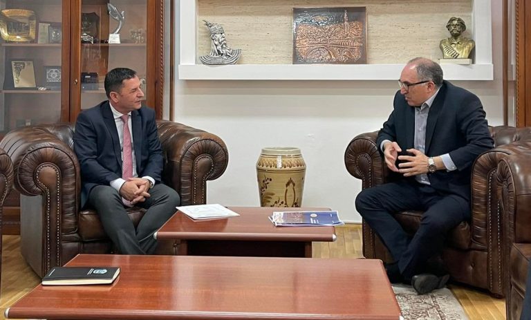 Kryetari Totaj, priti në takim kryetarin e Malishevës, Ekrem Kastratin