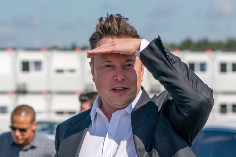 Musk vë në dispozicion satelitët për të sulmuar dronët rus