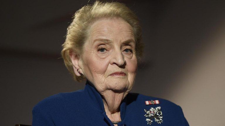 Biden dhe çifti Clinton, mysafirët kyç në funeralin e Albright